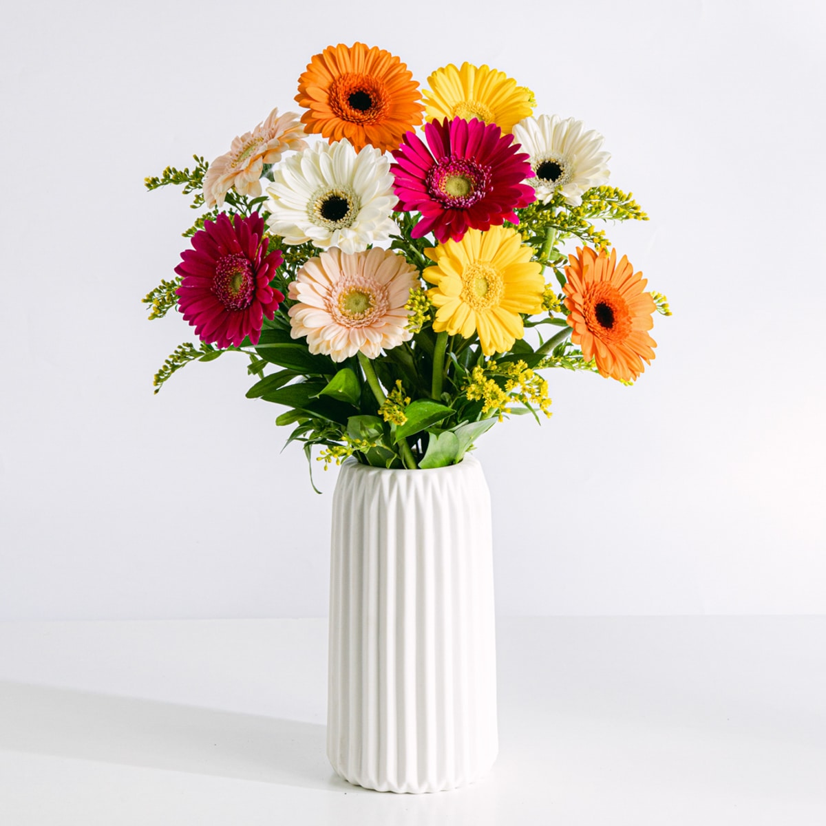 Bouquet de flores de gerbera de várias cores com vaso