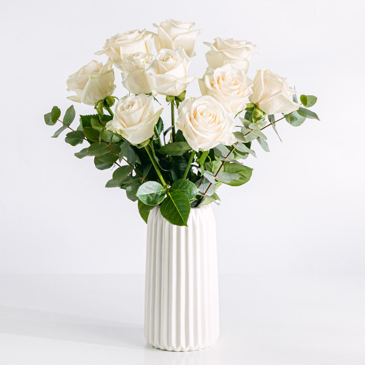 Ramo de flores de rosas blancas con jarrón