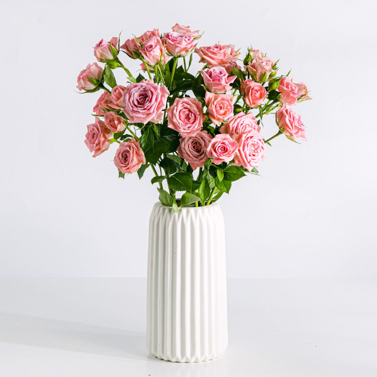 Bouquet de fleurs rose tendre avec vase