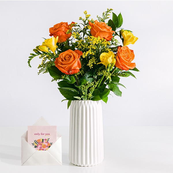 Blumenstrauß aus orangefarbenen Rosen und gelben Freesien mit Vase und kostenloser Karte