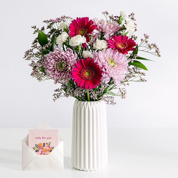 Ramo de flores de gerberas lilas con florero y tarjeta gratis