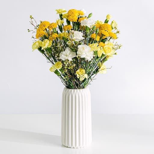 Ramo de flores amarillas variadas con toques blancos con jarrón